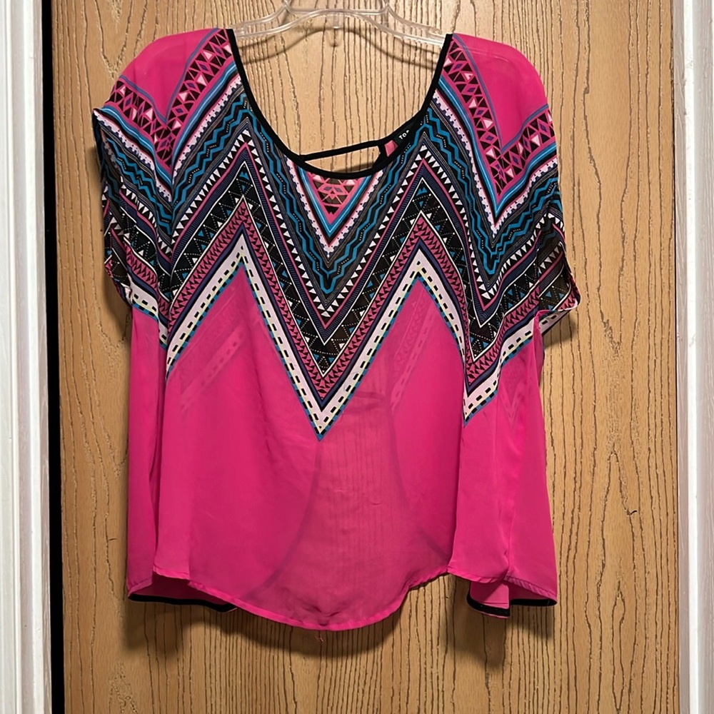 Hot pink tribal torrid shirt with open back and cris cross details. Size 0